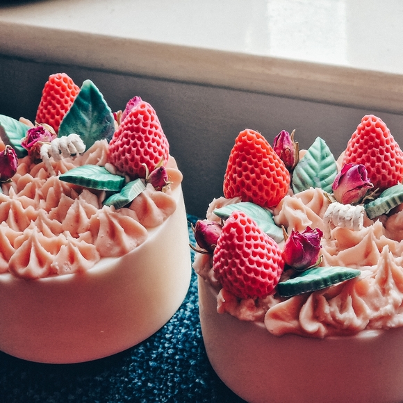 Parfumed candle cake with decorated fake strawberrys, roses and leaves - Picture 2 of 3